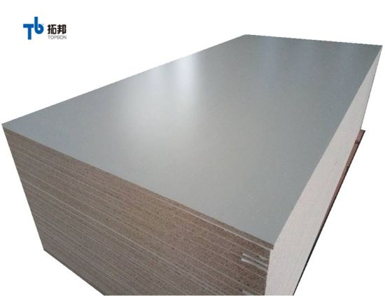 "Aglomerado de melamina blanca de 18 mm para uso en muebles"